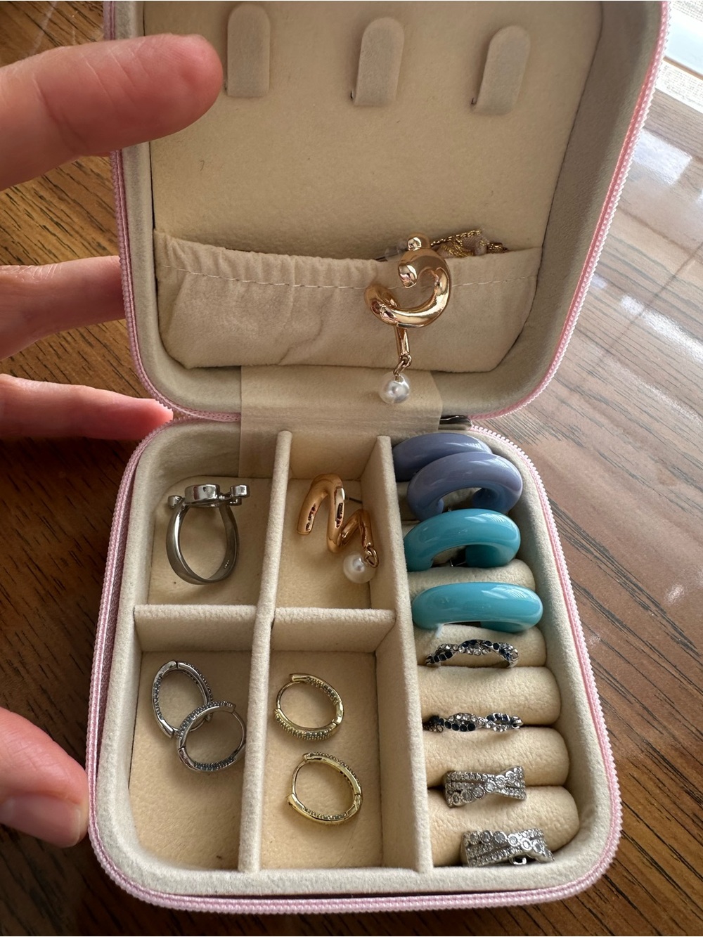7 Pairs Pre-owned Fashion Earrings with Initial V Travel Case